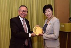 委員長と知事の画像