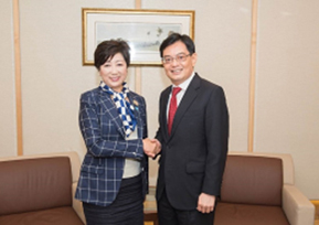 財務大臣と知事の画像